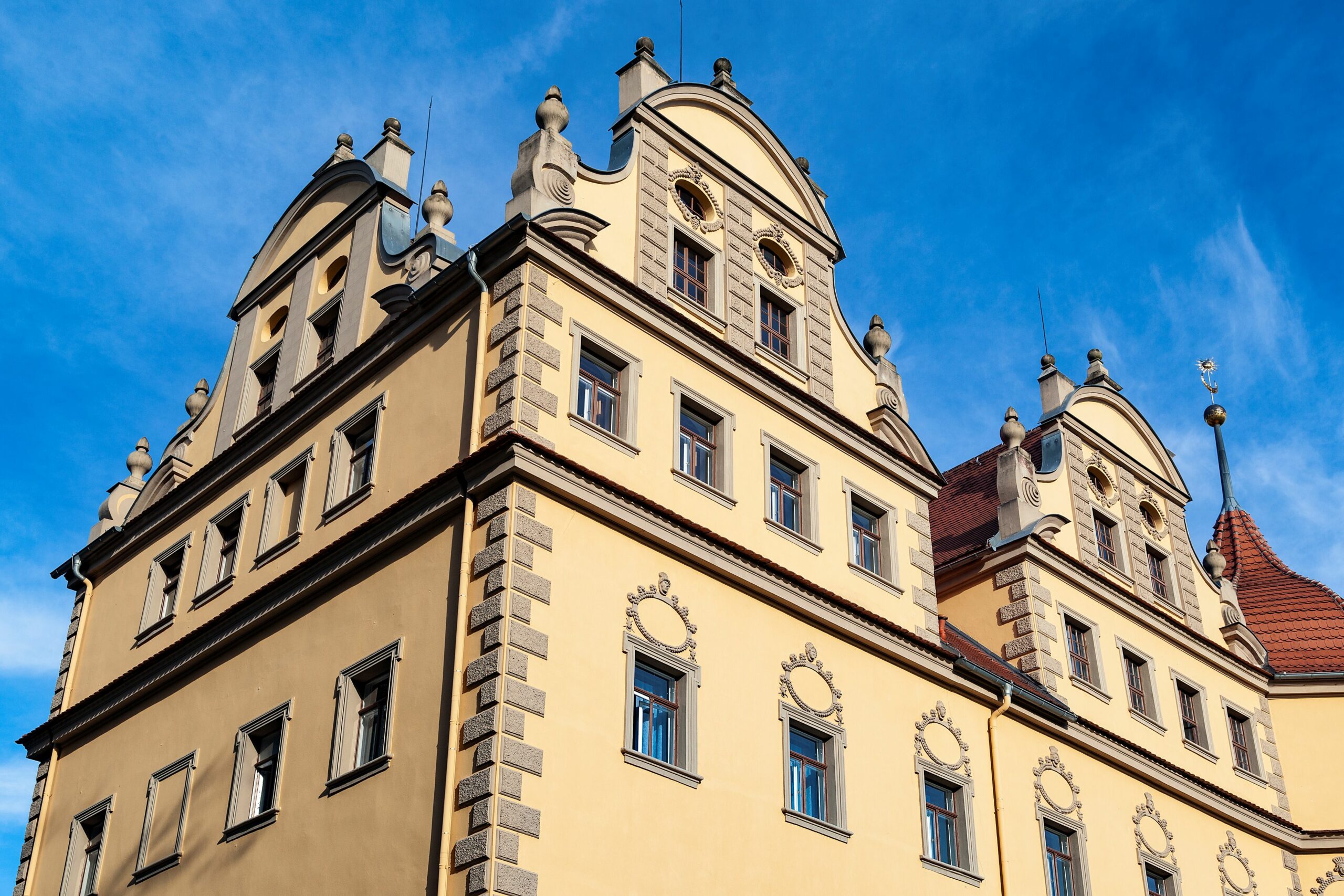 Aussenansicht Schlosshotel Althoernitz Sommer 3