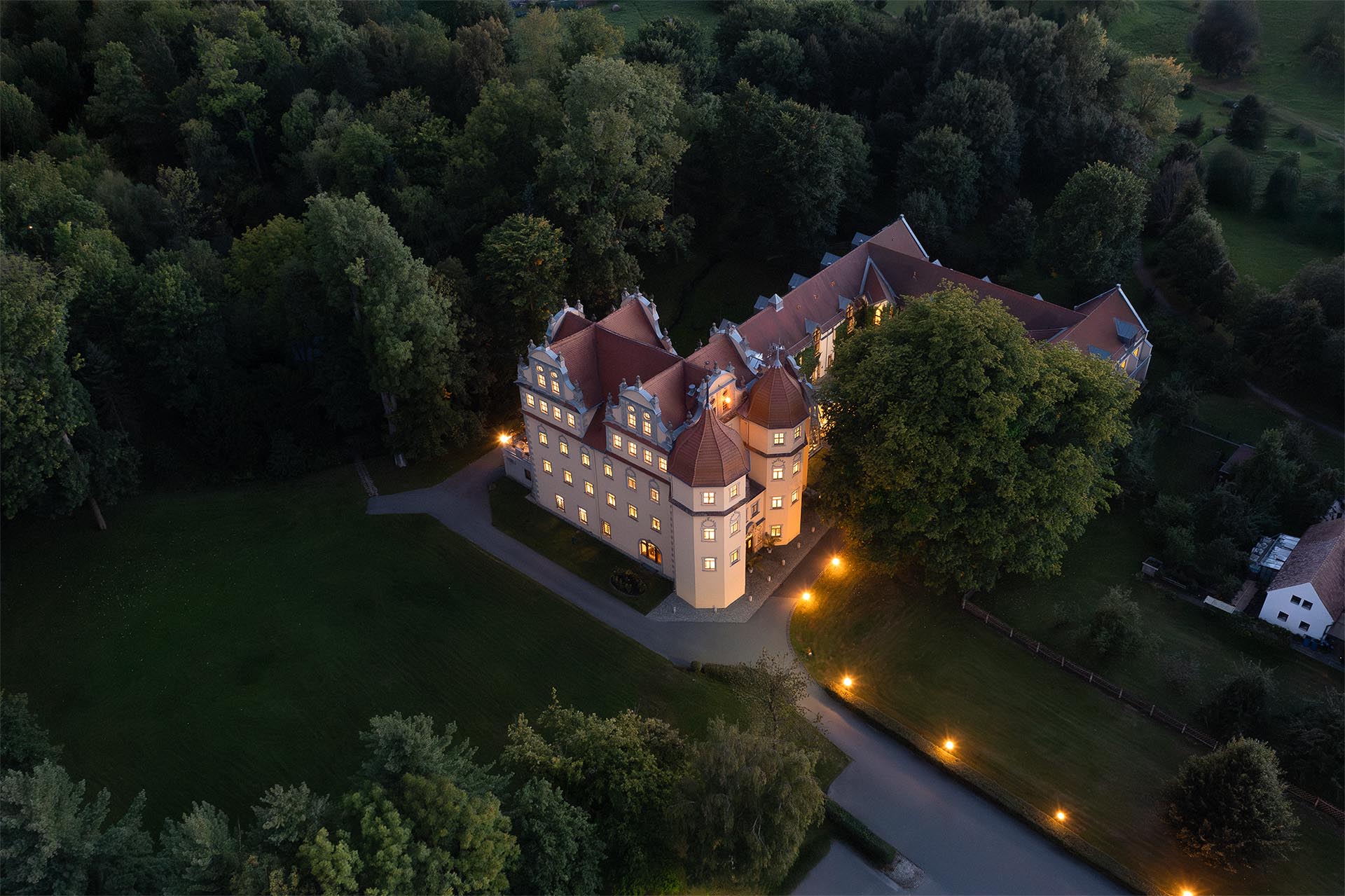 Aussenaufnahme Drohne Abends Schlosshotel (1)
